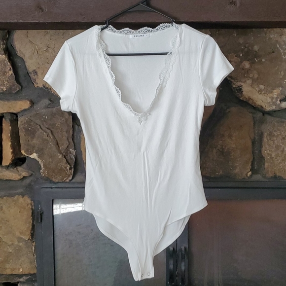 NWT 2 bodysuits, v-neck, ribbed, lace trim 🖤 - Picture 3 of 4